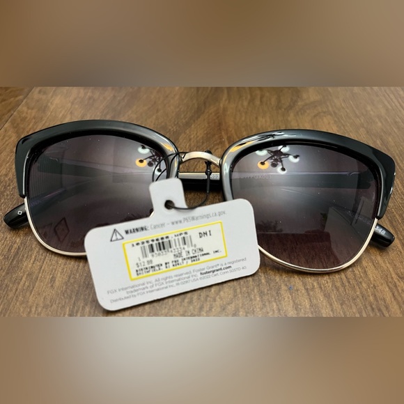 Foster Grant Women's Black Sunglasses (2x) - Picture 2 of 4